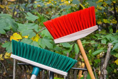Kırpılmış süpürge resmi. Plastik süpürge. Yeşil ve kırmızı plastik süpürge. .