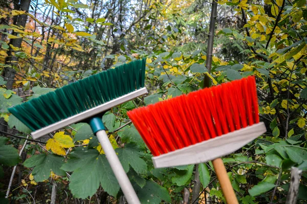 Gesneden Afbeelding Van Bezem Plastic Bezem Groen Rood Plastic Bezem — Stockfoto