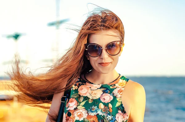 海によってバラの明るいドレスでロマンチックな赤髪の女の子 旅行休暇 夏の屋外の喜び — ストック写真