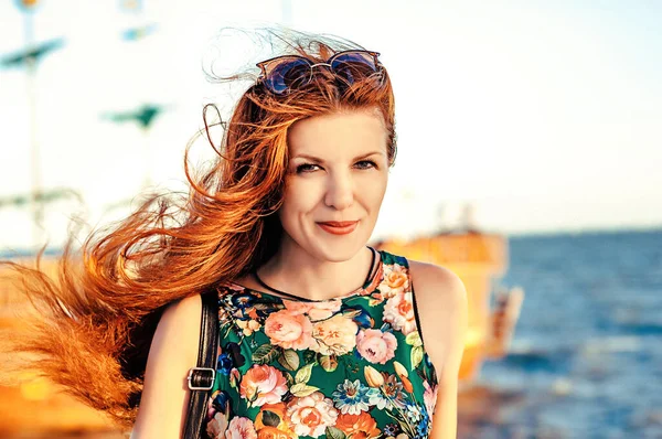 海によってバラの明るいドレスでロマンチックな赤髪の女の子 旅行休暇 夏の屋外の喜び — ストック写真