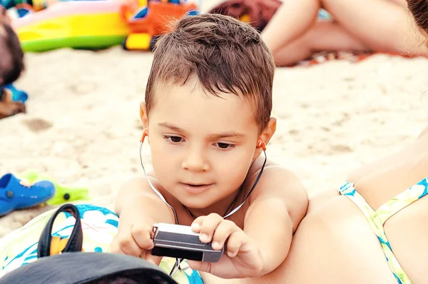 Inclinato Felice Bambino Ucraino Vicino Mare Sulla Spiaggia Ascolta Airpod — Foto Stock