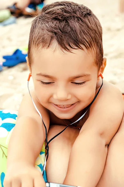 Tilt Happy Little Ukrainian Boy Sea Beach Listen Airpod Player — Foto de Stock