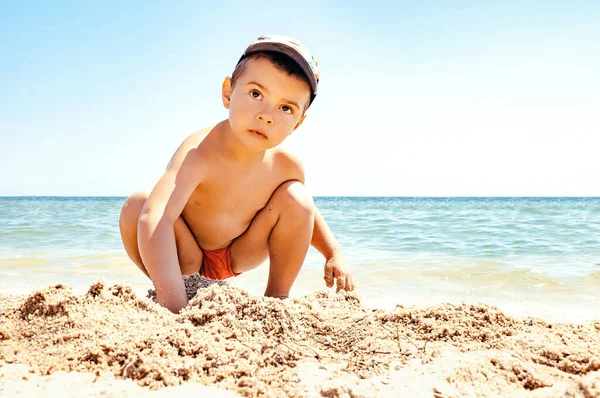 Bambino Piccolo Gioca Sulla Spiaggia Vicino Uno Stagno Tramonto Costruisce — Foto Stock