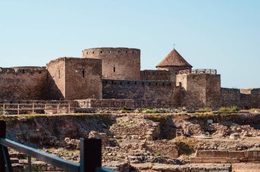 Bu fotoğraf, Ukrayna 'nın Belgorod-Dnestrovsky kentinin modern Belgorod-Dnestrovsky kentindeki antik Tyra şehrini resmediyor. Duvarların, kalelerin, basamakların kazıları ve kalıntıları.