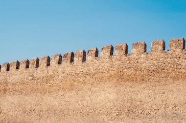 Bu fotoğraf, Ukrayna 'nın Belgorod-Dnestrovsky kentinin modern Belgorod-Dnestrovsky kentindeki antik Tyra şehrini resmediyor. Duvarların, kalelerin, basamakların kazıları ve kalıntıları.