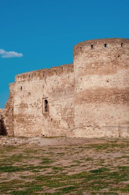 Bu fotoğraf, Ukrayna 'nın Belgorod-Dnestrovsky kentinin modern Belgorod-Dnestrovsky kentindeki antik Tyra şehrini resmediyor. Duvarların, kalelerin, basamakların kazıları ve kalıntıları.