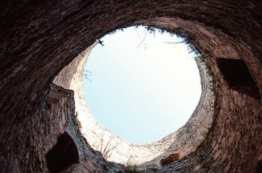 Bu fotoğraf, Ukrayna 'daki Belgorod-Dnestrovsky şehrindeki kalenin içindeki antik Lastik şehrinin kazı alanındaki Yuvarlak duvarların görüntüsünü tasvir ediyor..