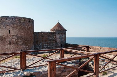 Bu fotoğraf, Ukrayna 'nın Belgorod-Dnestrovsky kentinin modern Belgorod-Dnestrovsky kentindeki antik Tyra şehrini resmediyor. Duvarların, kalelerin, basamakların kazıları ve kalıntıları.