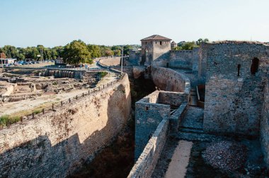 Bu fotoğraf, Ukrayna 'nın Belgorod-Dnestrovsky kentinin modern Belgorod-Dnestrovsky kentindeki antik Tyra şehrini resmediyor. Duvarların, kalelerin, basamakların kazıları ve kalıntıları.