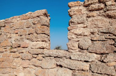 Taş duvarın dokusu. Eski kalenin taş duvarının arka plan dokusu. Arka plan ya da doku olarak taş duvar. Bir taş duvarın parçası, arkaplan veya doku için