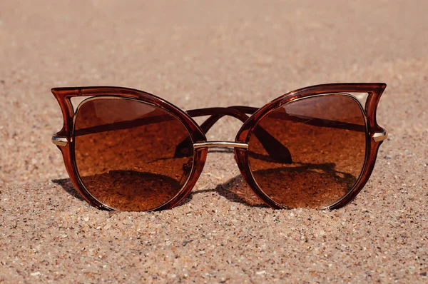Photo Depicts Image Top View Sunglasses Beach Blue Sea Sand — Stockfoto