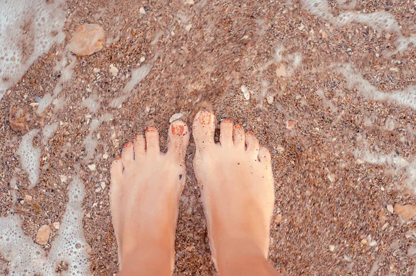 Pernas Mulher Fecham Descalço Areia Costa Mar Pés Uma Mulher — Fotografia de Stock