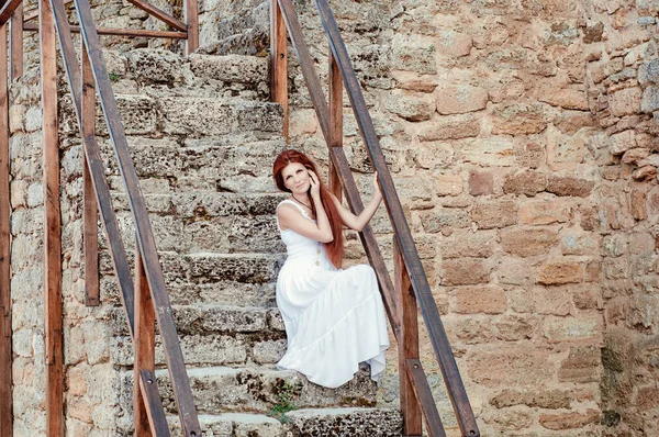 Esta Foto Representa Imagen Hermosa Chica Turista Pelirroja Vestido Blanco — Foto de Stock