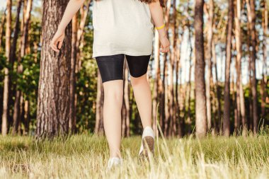 Gün batımında koşan bir sporcu maraton ve spor için antrenman yapıyor. Dışarıda egzersiz yapan bir kadının hareket bulanıklığı.