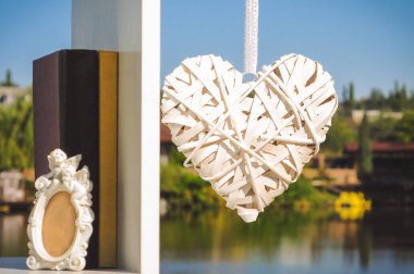 Bu fotoğraf Sevgililer Günü 'nün beyaz kalplerini bir gölün arka planında resmediyor..