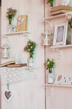 Bu fotoğraf, düğün partisi fotoğraf kabini bölgesinin dekore edilmiş görüntüsünü gösteriyor.