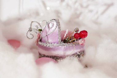 Bu fotoğraf yeni yıl oyuncak bebek arabasının ve pamuk yününün resmini gösteriyor..