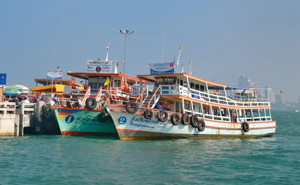 Molo. lodě. thajské trajekty. — Stock fotografie