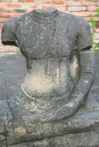 Antigua estatua de piedra de Buda. escultura antigua —  Fotos de Stock