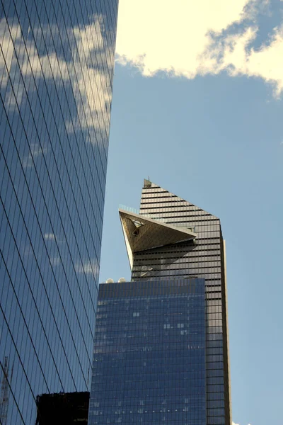 从美国纽约市的一条街道上看哈德逊场大楼的边缘 — 图库照片