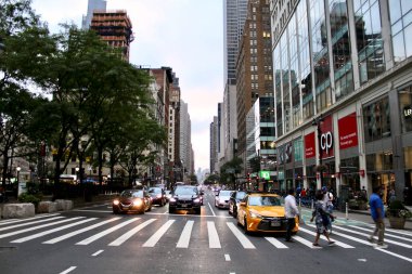 Manhattan, New York, ABD - 10 Ekim 2020: Sarı renkli bir taksi tarafından neredeyse çarpılan bir adamın bulanık görüntüsü. Bir yaya geçidinde trafik sinyali kavşağında hareket halindeki bir yayanın yavaş çekim hızı...