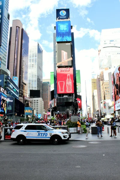 美国纽约州纽约市 2020年9月20日 纽约市警察局的一辆汽车在时代广场停了下来 — 图库照片