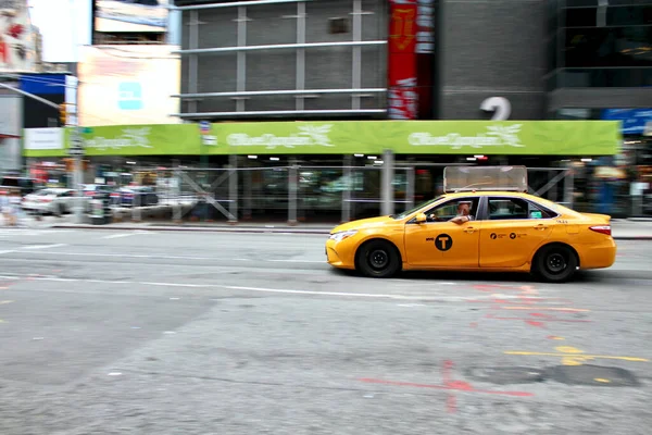 美国纽约州纽约市 2020年9月20日 一款泛舟镜头或动作模糊了标志性的纽约市传统出租车B — 图库照片