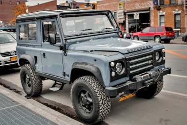 New York Şehri, New York, ABD - 5 Kasım 2019 New York Eyaleti Polis Teşkilatı 'na ait nadir bir LAND ROVER DEFENDER.