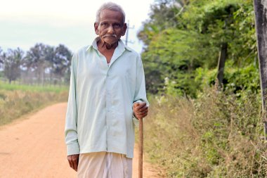 Davangere, Karnataka, Hindistan - 11 Aralık 2021: Yaşlı bir Hintli çiftçinin portresi.