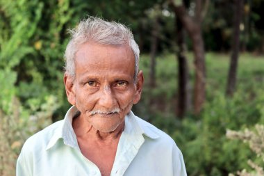 Davangere, Karnataka, Hindistan - 11 Aralık 2021: Yaşlı bir Hintli çiftçinin portresi.