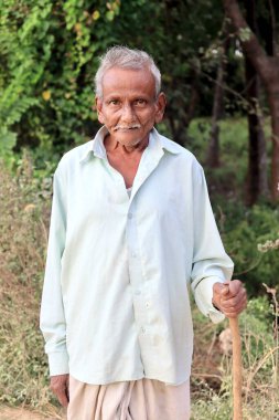 Davangere, Karnataka, Hindistan - 11 Aralık 2021: Yaşlı bir Hintli çiftçinin portresi.