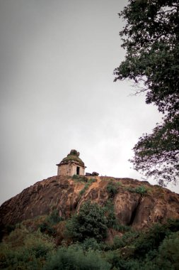 Kavaledurga Kalesi 'nin tepesinde küçük bir tapınak, Shimoga, Karnataka, Hindistan.