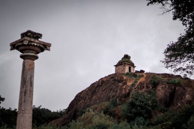 Kavaledurga Kalesi 'nin tepesinde küçük bir tapınak, Shimoga, Karnataka, Hindistan.