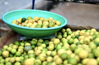 Sepetteki birkaç limonun seçici odağı.
