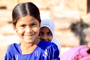 Belgaum, Karnataka, Hindistan - 25 Aralık 2021: Hintli çok genç Müslüman bir kızın seçici odak noktası.