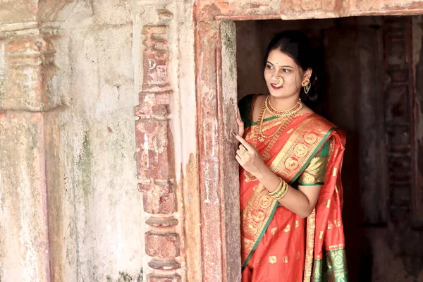Een Jonge Indiase Vrouw Gekleed Marathi Kleding Als Een Koningin — Stockfoto