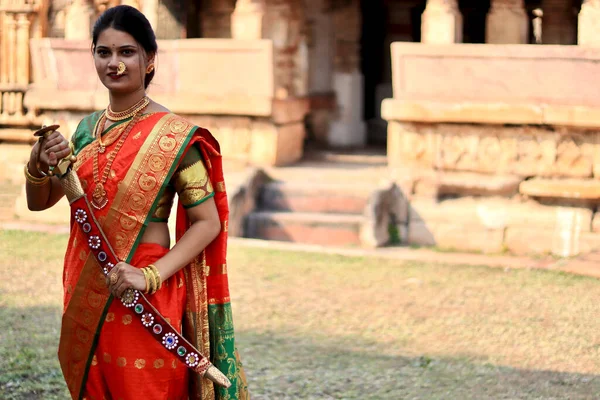 Een Jonge Indiase Vrouw Gekleed Marathi Kleding Als Een Koningin — Stockfoto