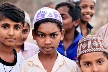 Belgaum, Karnataka, Hindistan - 25 Aralık 2021: Genç bir Güney Hindistan köyü Müslüman çocuğunun seçici odak noktası.
