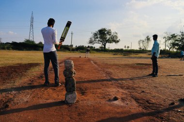 Davangere, Karnataka, Hindistan - Ocak 01, 2022: Birkaç yerli çocuk Gully Cricket oynuyor.