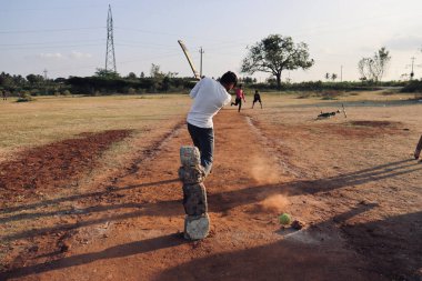 Davangere, Karnataka, Hindistan - Ocak 01, 2022: Birkaç yerli çocuk Gully Cricket oynuyor.