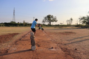 Davangere, Karnataka, Hindistan - Ocak 01, 2022: Birkaç yerli çocuk Gully Cricket oynuyor.