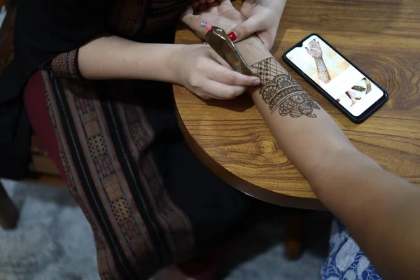 Een Onbekend Indiaas Meisje Dat Mehendi Hand Van Een Ander — Stockfoto