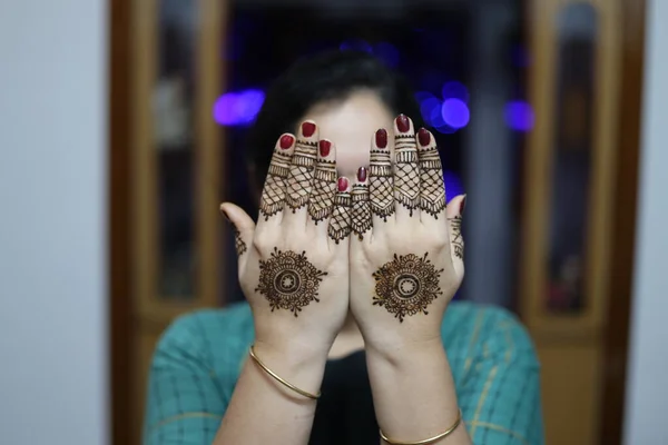 Una Giovane Donna Indiana Non Identificata Che Mostra Mehendi Sulle — Foto Stock