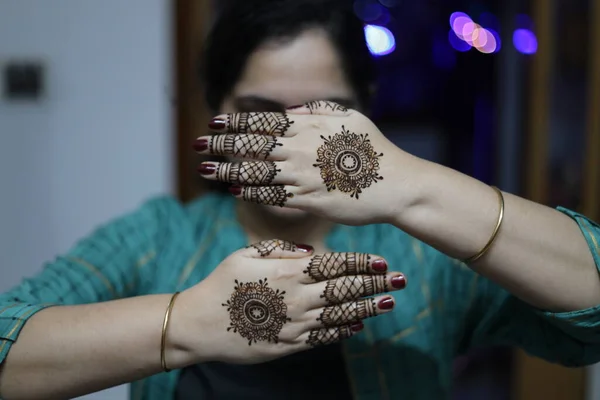 Μια Αγνώστων Στοιχείων Νεαρή Ινδή Γυναίκα Δείχνει Mehendi Στα Χέρια — Φωτογραφία Αρχείου