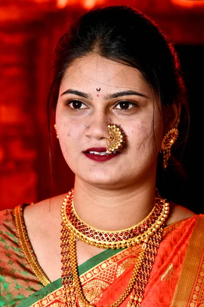 Een Jonge Indiaanse Vrouw Gekleed Marathi Kleding Als Een Koningin — Stockfoto