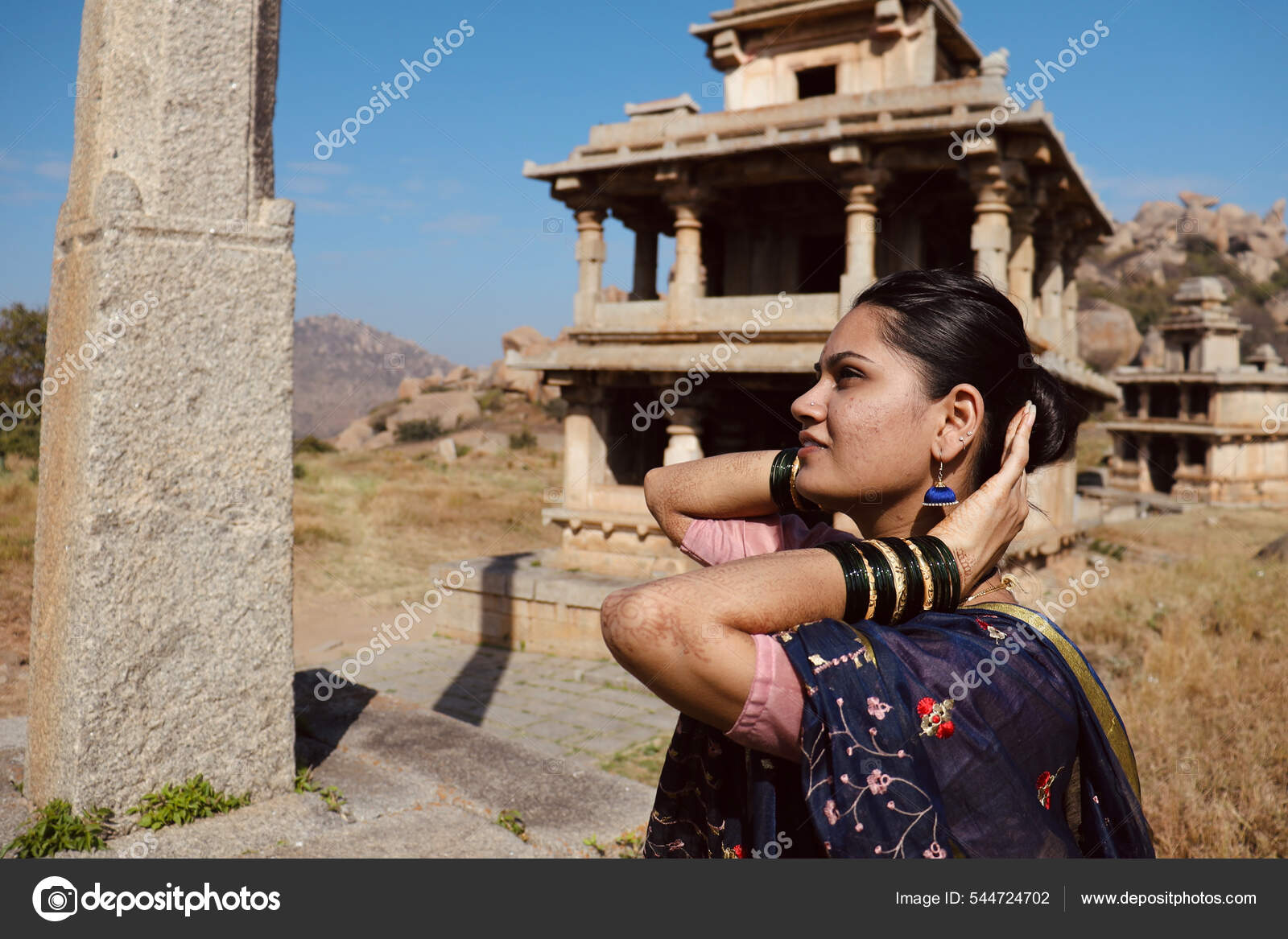 Traditional Young Indian Woman Posing Front Temple Chitradurga Fort  Karnataka Stock Photo by ©mnjpkulkarni 544724684