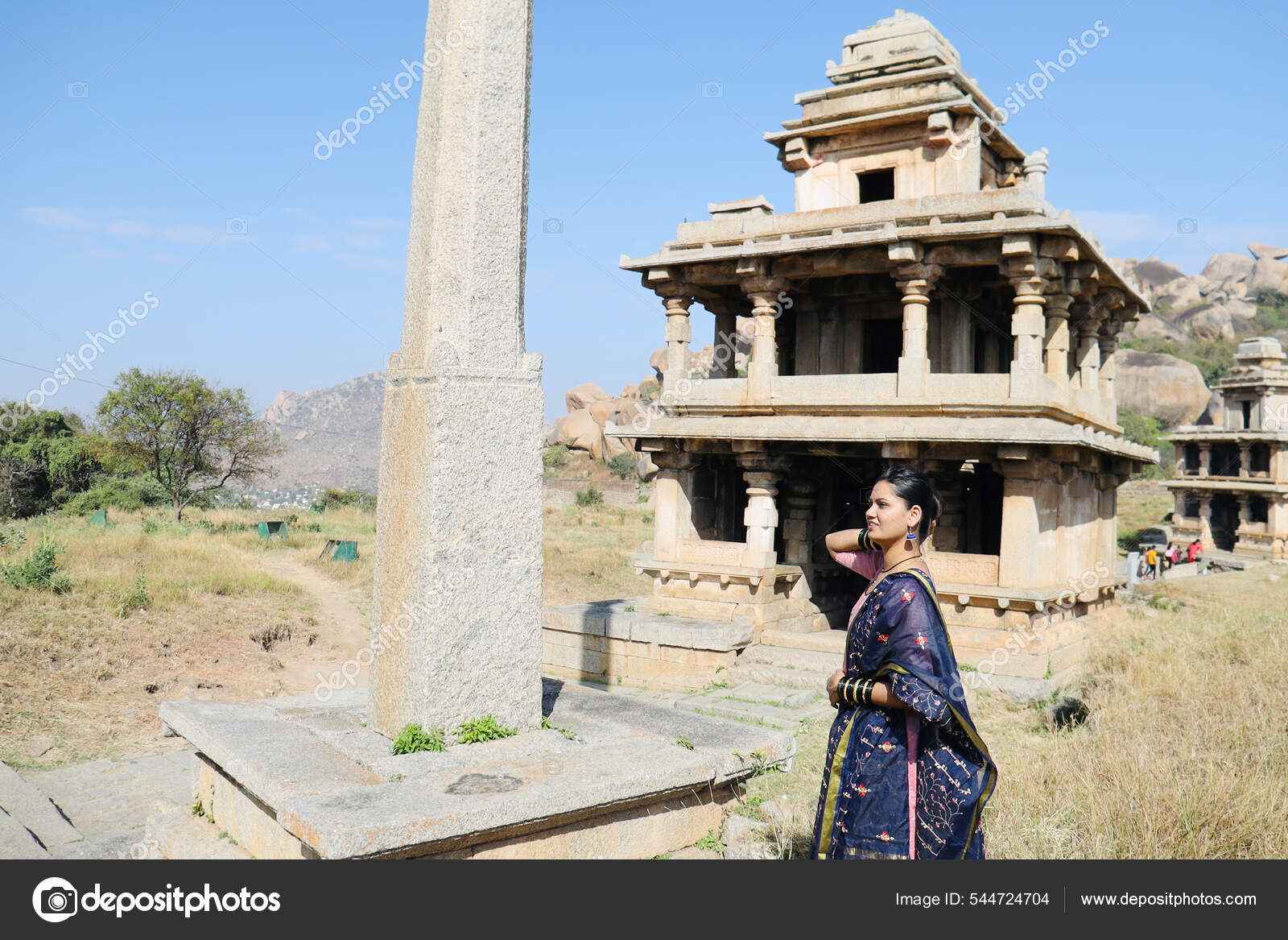 Uma Jovem Mulher Indiana Tradicional Posando Frente Templo Forte Chitradurga  fotos, imagens de © mnjpkulkarni #544724704