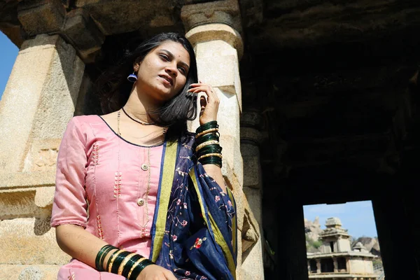 Een Traditionele Jonge Indiase Vrouw Poseren Voor Een Tempel Chitradurga — Stockfoto