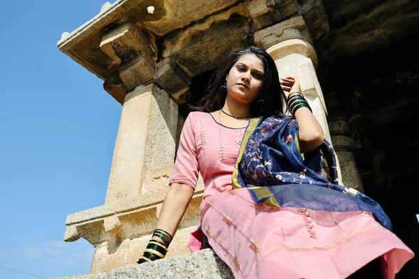 Een Traditionele Jonge Indiase Vrouw Poseren Voor Een Tempel Chitradurga — Stockfoto