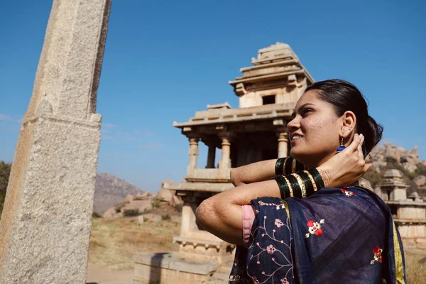 Egy Tradicionális Fiatal Indiai Pózol Egy Templom Előtt Chitradurga Fort — Stock Fotó